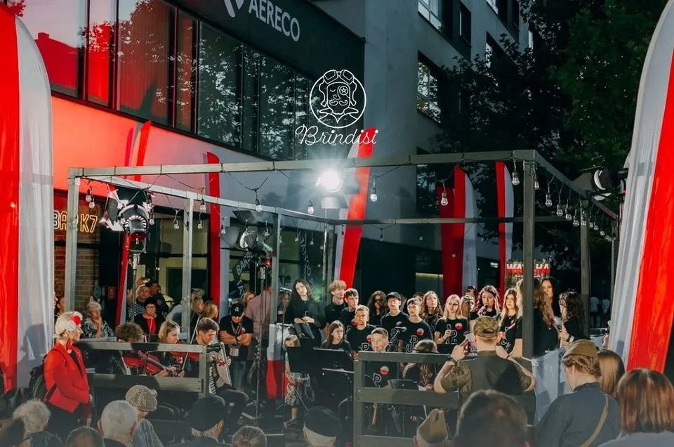 Obchody rocznicy Powstania Warszawskiego przed restauracją Brindisi